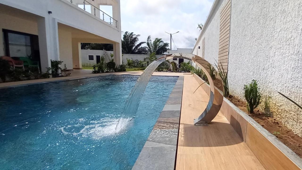 Villa Bolati, Avec Piscine, Jacuzzi, Jardin Et Vue Bonoua Exterior photo